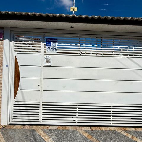 Casa à venda com 96m², 3 quartos e 2 vagas Casa à venda com 96m², 3 quartos e 2 vagasFachada