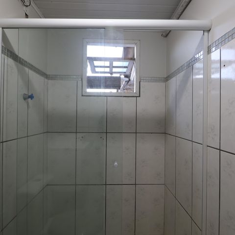 Casa para alugar com 130m², 4 quartos e 2 vagasBanheiro/casa fundos
