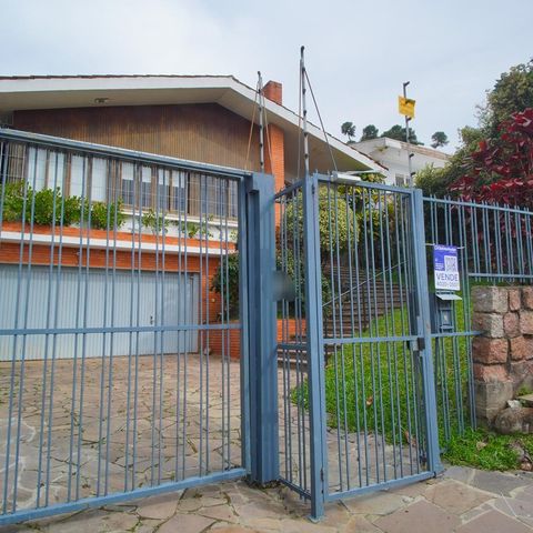 Casa à venda com 300m², 4 quartos e 4 vagasFachada