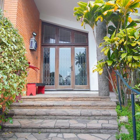 Casa à venda com 300m², 4 quartos e 4 vagasEntrada 
