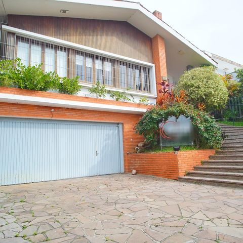 Casa à venda com 300m², 4 quartos e 4 vagasFachada