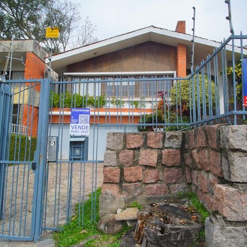 Casa à venda com 300m², 4 quartos e 4 vagasFachada