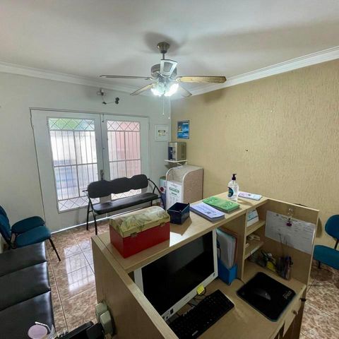 Casa à venda com 174m², 3 quartos e 2 vagas Casa à venda com 174m², 3 quartos e 2 vagasSala