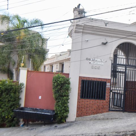 Casa à venda com 237m², 4 quartos e 5 vagas Casa à venda com 237m², 4 quartos e 5 vagasFachada
