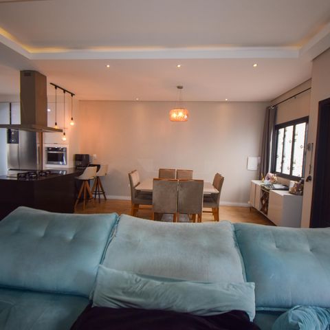 Casa à venda com 237m², 4 quartos e 5 vagas Casa à venda com 237m², 4 quartos e 5 vagasSala