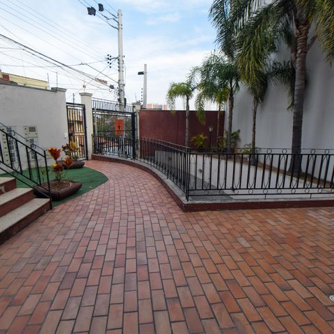 Casa à venda com 237m², 4 quartos e 5 vagas Casa à venda com 237m², 4 quartos e 5 vagasEntrada