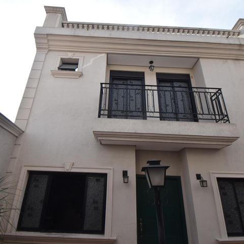 Casa à venda com 237m², 4 quartos e 5 vagas Casa à venda com 237m², 4 quartos e 5 vagasFachada