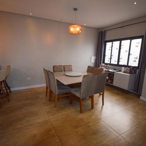Casa à venda com 237m², 4 quartos e 5 vagas Casa à venda com 237m², 4 quartos e 5 vagasSala de Jantar