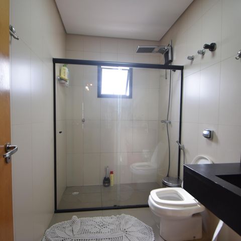 Casa à venda com 237m², 4 quartos e 5 vagas Casa à venda com 237m², 4 quartos e 5 vagasBanheiro Suíte 2