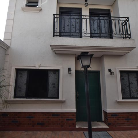 Casa à venda com 237m², 4 quartos e 5 vagas Casa à venda com 237m², 4 quartos e 5 vagasFachada