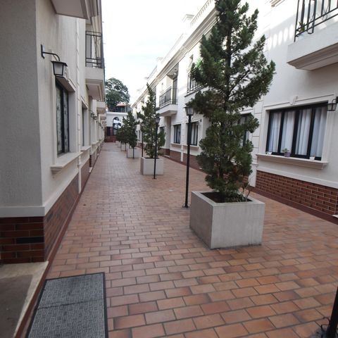 Casa à venda com 237m², 4 quartos e 5 vagas Casa à venda com 237m², 4 quartos e 5 vagasEntrada