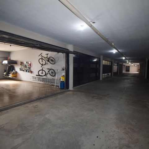Casa à venda com 237m², 4 quartos e 5 vagas Casa à venda com 237m², 4 quartos e 5 vagasGaragem