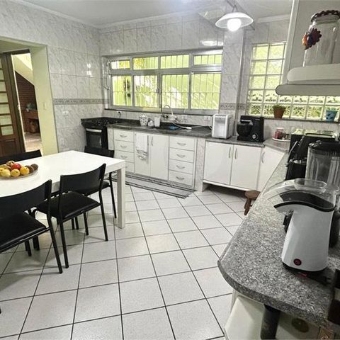 Casa à venda com 200m², 4 quartos e 2 vagas