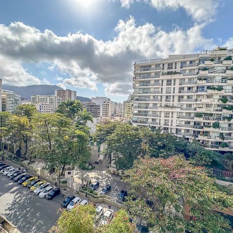 Apartamento à venda com 228m², 4 quartos e 2 vagas Apartamento à venda com 228m², 4 quartos e 2 vagasVista