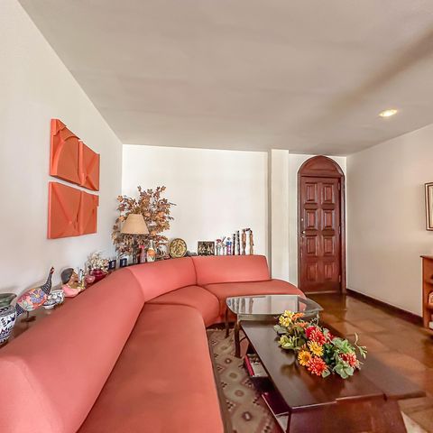 Apartamento à venda com 228m², 4 quartos e 2 vagas Apartamento à venda com 228m², 4 quartos e 2 vagasSala