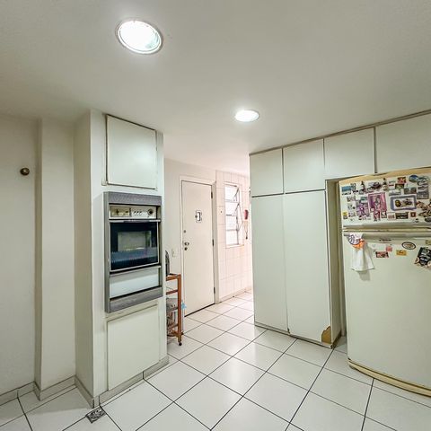 Apartamento à venda com 228m², 4 quartos e 2 vagas Apartamento à venda com 228m², 4 quartos e 2 vagasCozinha