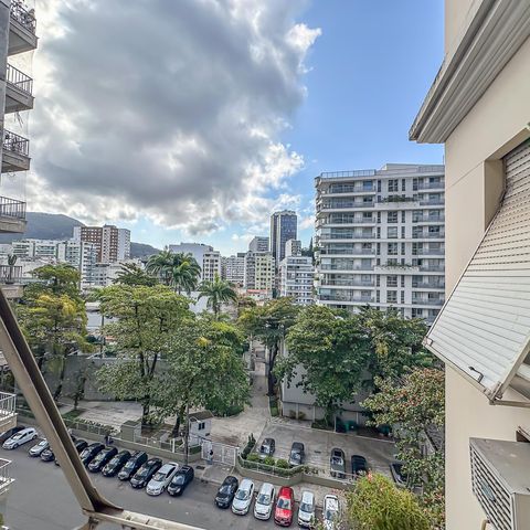 Apartamento à venda com 228m², 4 quartos e 2 vagas Apartamento à venda com 228m², 4 quartos e 2 vagasVista