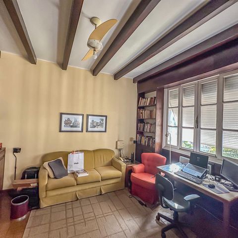 Apartamento à venda com 228m², 4 quartos e 2 vagas Apartamento à venda com 228m², 4 quartos e 2 vagasEscritório