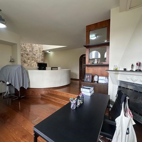 Casa à venda com 700m², 4 quartos e 4 vagasEscritório