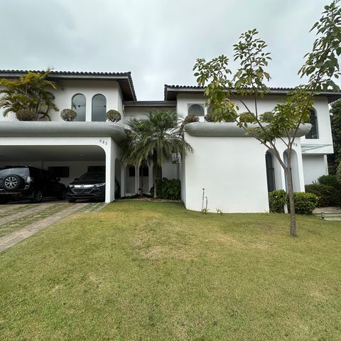 Casa à venda com 700m², 4 quartos e 4 vagasFachada