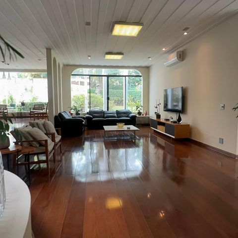 Casa à venda com 700m², 4 quartos e 4 vagasSala