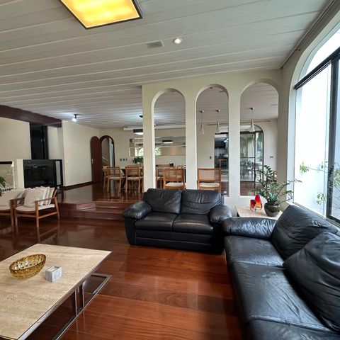 Casa à venda com 700m², 4 quartos e 4 vagasSala de TV