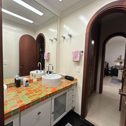 Casa à venda com 700m², 4 quartos e 4 vagasBanheiro da Suíte 1 e 2