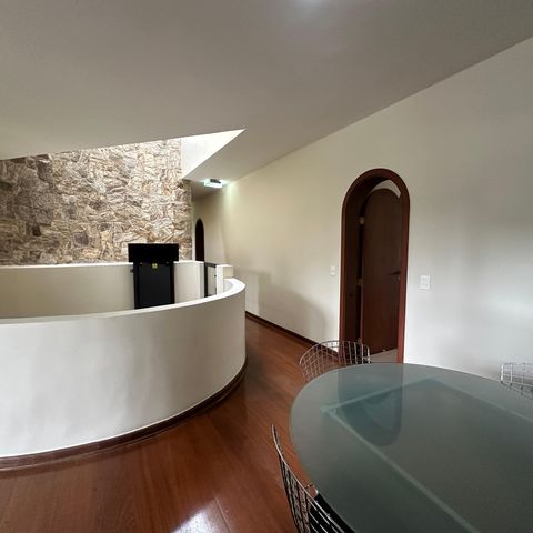 Casa à venda com 700m², 4 quartos e 4 vagasEscritório