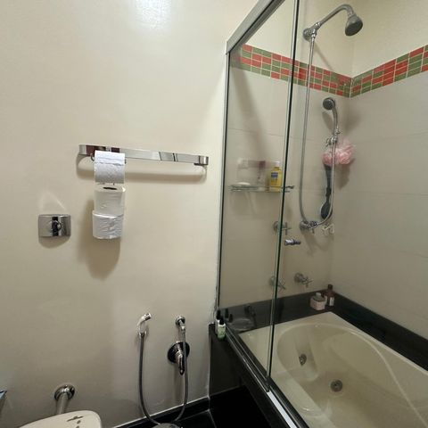 Casa à venda com 700m², 4 quartos e 4 vagasBanheiro da Suíte 1 e 2