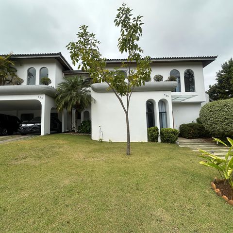 Casa à venda com 700m², 4 quartos e 4 vagasFachada