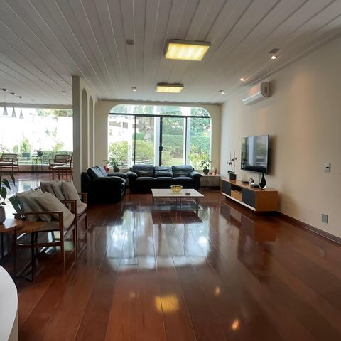 Casa à venda com 700m², 4 quartos e 4 vagasSala de TV
