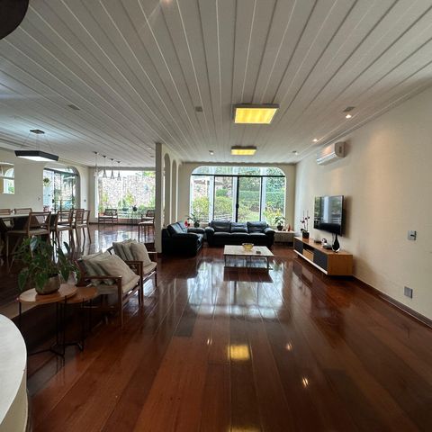 Casa à venda com 700m², 4 quartos e 4 vagasSala