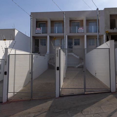 Casa à venda com 90m², 2 quartos e 2 vagasFachada