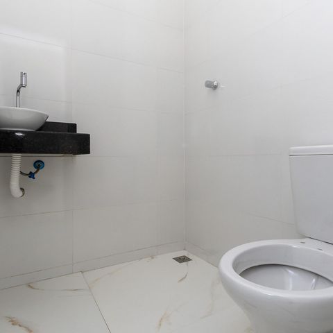 Casa à venda com 90m², 2 quartos e 2 vagasBanheiro da Suíte 2