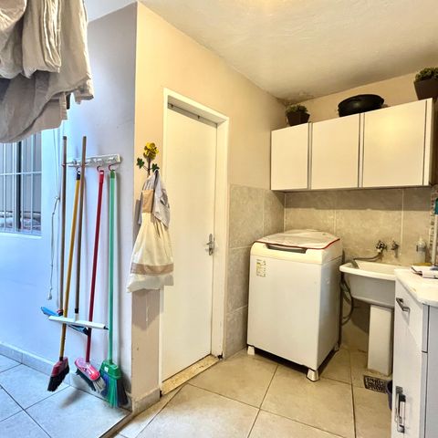 Casa à venda com 140m², 4 quartos e 1 vaga Casa à venda com 140m², 4 quartos e 1 vagaÁrea de Serviço