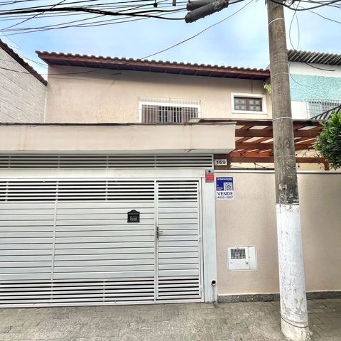 Casa à venda com 140m², 4 quartos e 1 vaga Casa à venda com 140m², 4 quartos e 1 vagaFachada