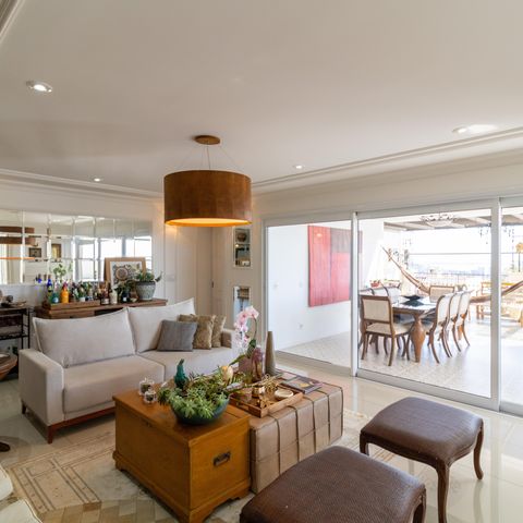 Casa de condomínio à venda com 632m², 4 quartos e 6 vagas Casa de condomínio à venda com 632m², 4 quartos e 6 vagasSala
