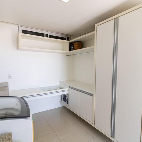 Casa de condomínio à venda com 632m², 4 quartos e 6 vagas Casa de condomínio à venda com 632m², 4 quartos e 6 vagasLavanderia
