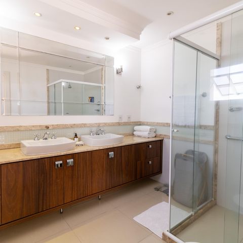 Casa de condomínio à venda com 632m², 4 quartos e 6 vagas Casa de condomínio à venda com 632m², 4 quartos e 6 vagasBanheiro da Suíte 1