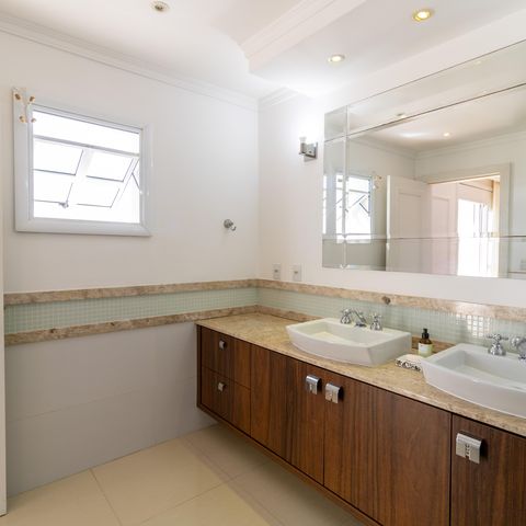 Casa de condomínio à venda com 632m², 4 quartos e 6 vagas Casa de condomínio à venda com 632m², 4 quartos e 6 vagasBanheiro da Suíte 1