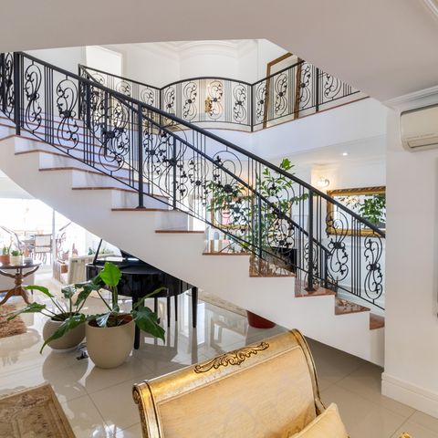 Casa de condomínio à venda com 632m², 4 quartos e 6 vagas Casa de condomínio à venda com 632m², 4 quartos e 6 vagasSala