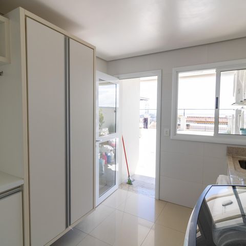 Casa de condomínio à venda com 632m², 4 quartos e 6 vagas Casa de condomínio à venda com 632m², 4 quartos e 6 vagasLavanderia