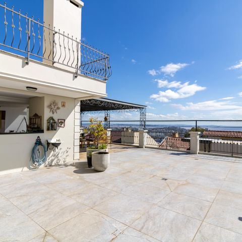 Casa de condomínio à venda com 632m², 4 quartos e 6 vagas Casa de condomínio à venda com 632m², 4 quartos e 6 vagasQuintal
