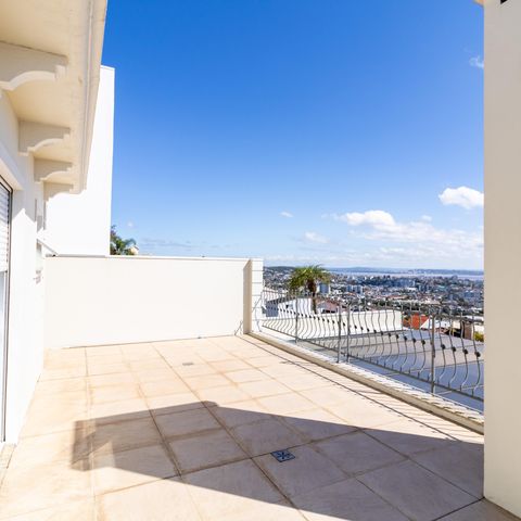 Casa de condomínio à venda com 632m², 4 quartos e 6 vagas Casa de condomínio à venda com 632m², 4 quartos e 6 vagasVaranda