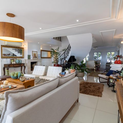 Casa de condomínio à venda com 632m², 4 quartos e 6 vagas Casa de condomínio à venda com 632m², 4 quartos e 6 vagasSala