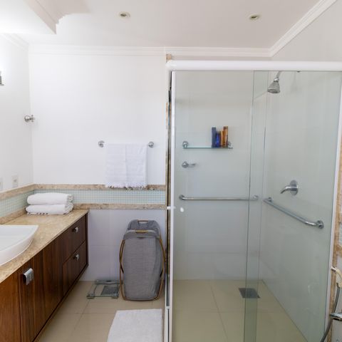 Casa de condomínio à venda com 632m², 4 quartos e 6 vagas Casa de condomínio à venda com 632m², 4 quartos e 6 vagasBanheiro da Suíte 1