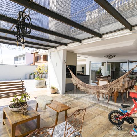 Casa de condomínio à venda com 632m², 4 quartos e 6 vagas Casa de condomínio à venda com 632m², 4 quartos e 6 vagasQuintal