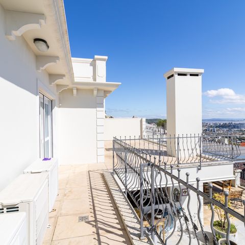 Casa de condomínio à venda com 632m², 4 quartos e 6 vagas Casa de condomínio à venda com 632m², 4 quartos e 6 vagasVaranda