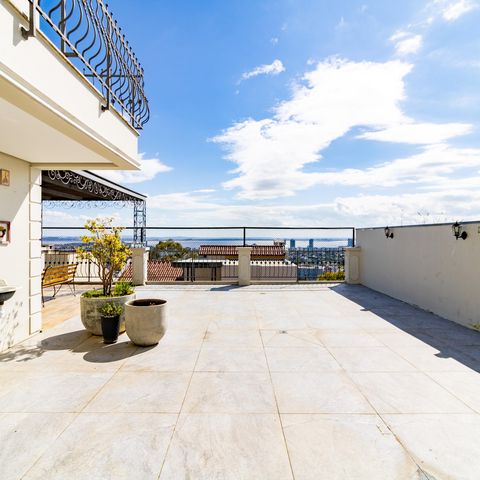 Casa de condomínio à venda com 632m², 4 quartos e 6 vagas Casa de condomínio à venda com 632m², 4 quartos e 6 vagasQuintal