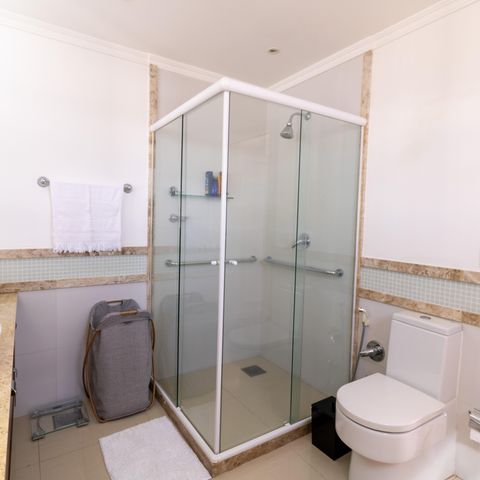 Casa de condomínio à venda com 632m², 4 quartos e 6 vagas Casa de condomínio à venda com 632m², 4 quartos e 6 vagasBanheiro da Suíte 1